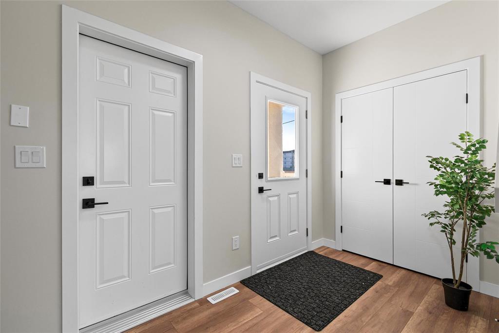 338 Numeracy Lane, Winnipeg, Manitoba  R2P 3A6 - Photo 2 - 202526647