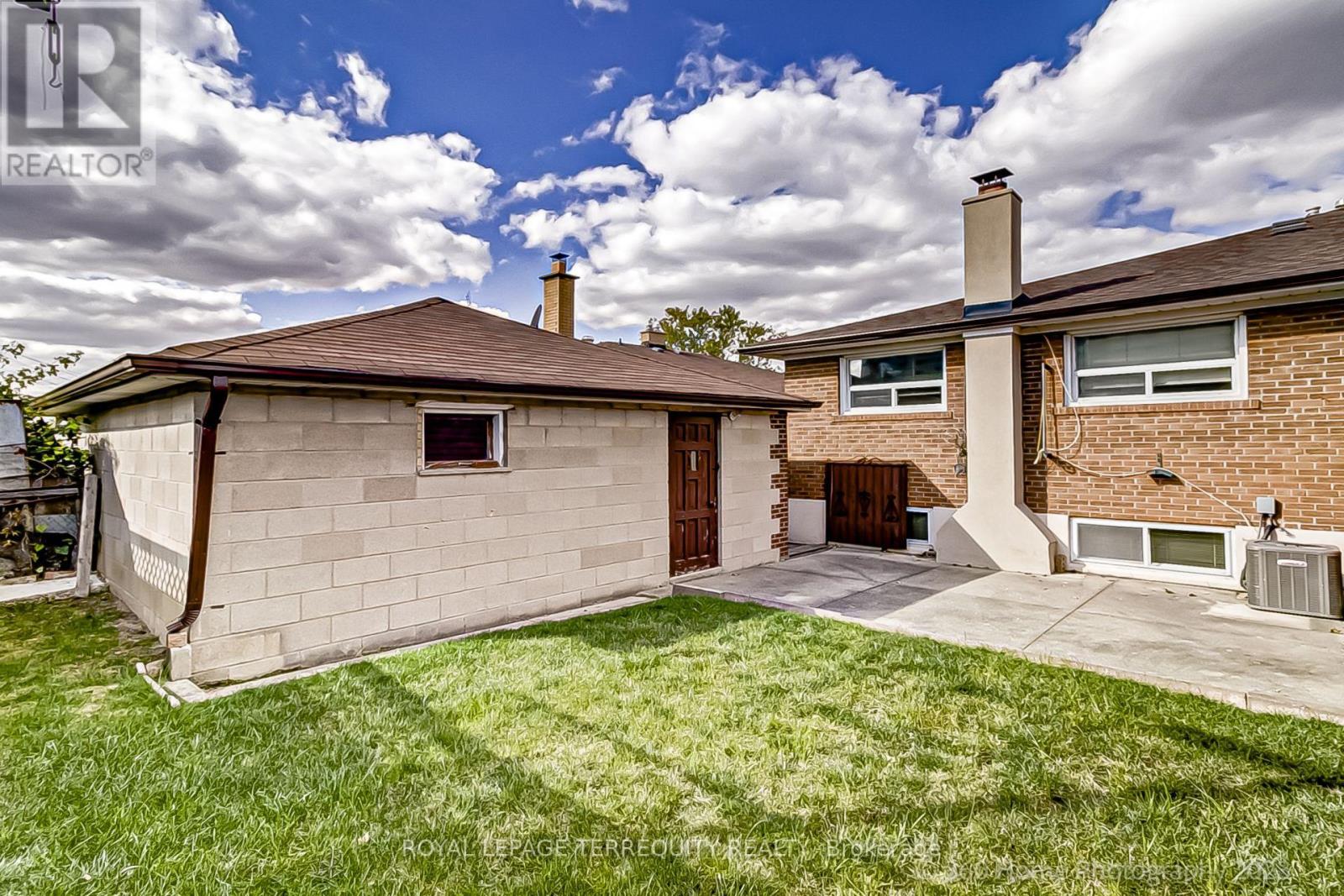 83 Victory Drive, Toronto, Ontario  M3M 2J9 - Photo 32 - W12558306