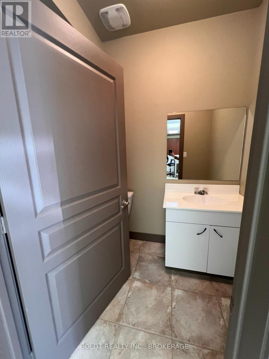 Unit B - 766 York Road, Niagara-On-The-Lake, Ontario  L0S 1J0 - Photo 13 - X12569518