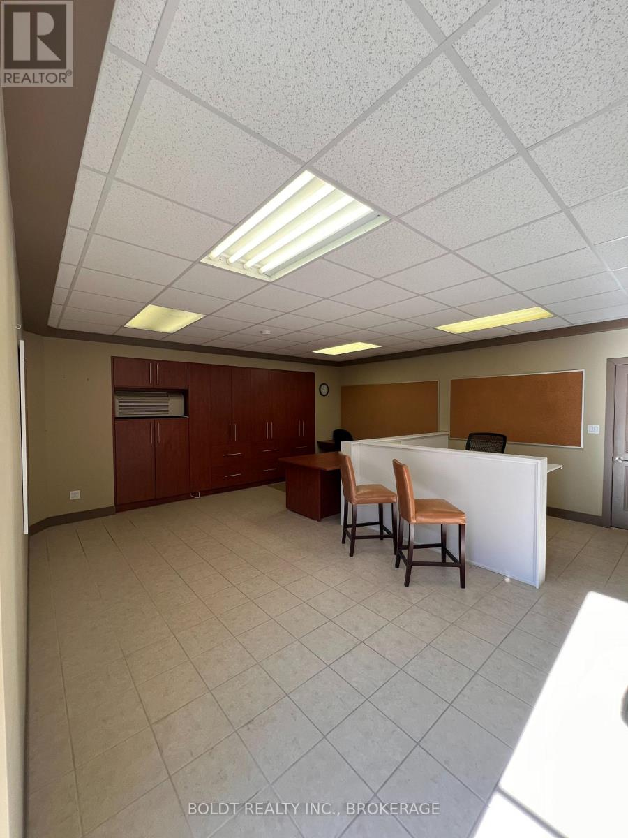 Unit B - 766 York Road, Niagara-On-The-Lake, Ontario  L0S 1J0 - Photo 4 - X12569518