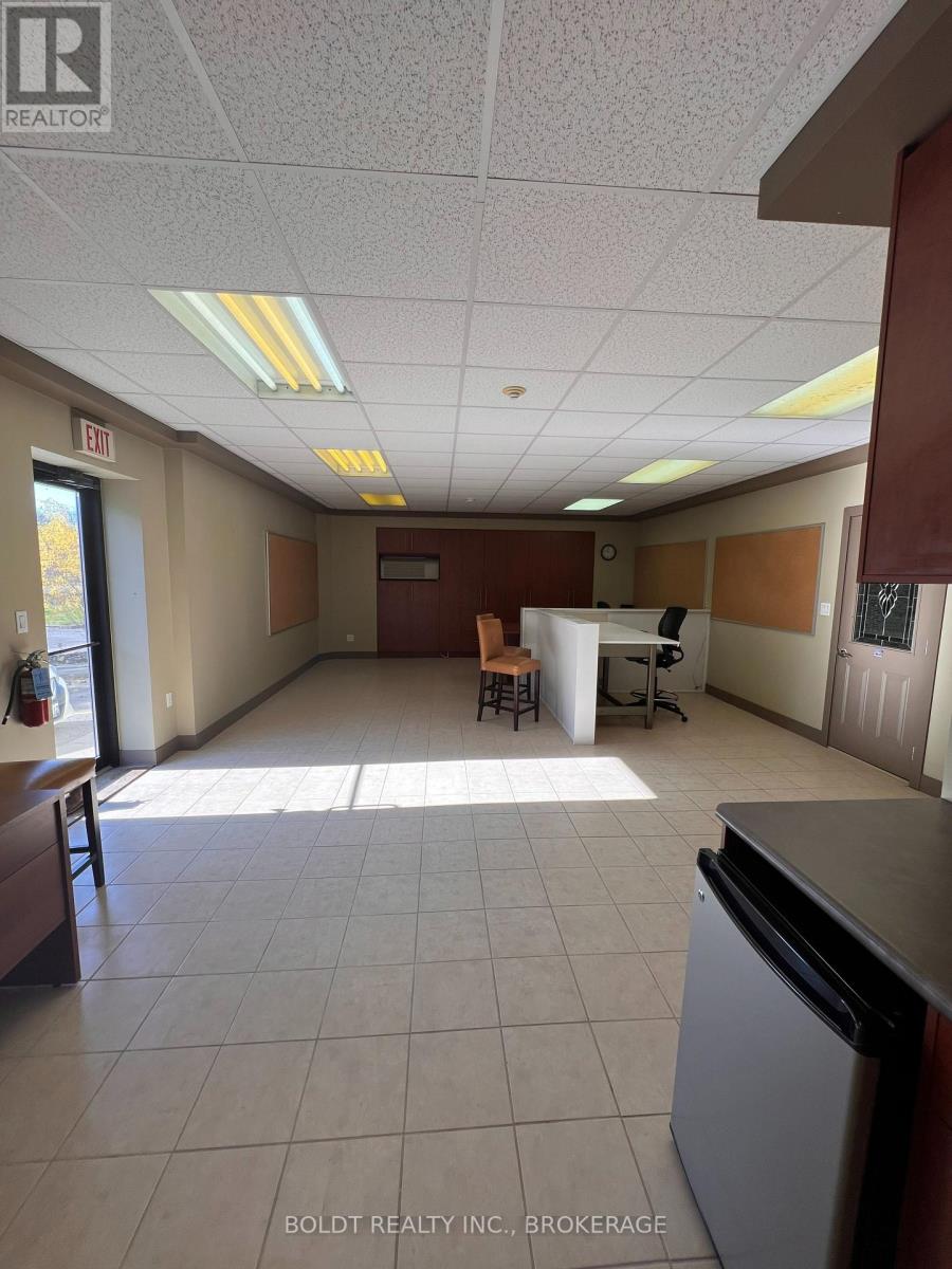 Unit B - 766 York Road, Niagara-On-The-Lake, Ontario  L0S 1J0 - Photo 5 - X12569518