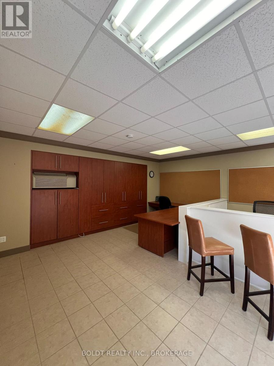 Unit B - 766 York Road, Niagara-On-The-Lake, Ontario  L0S 1J0 - Photo 6 - X12569518