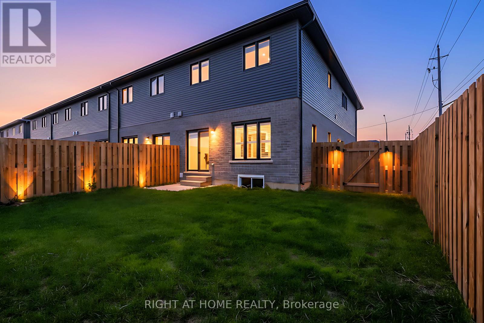 4 West Creek Court, Welland, Ontario  L3C 0K8 - Photo 2 - X12569466