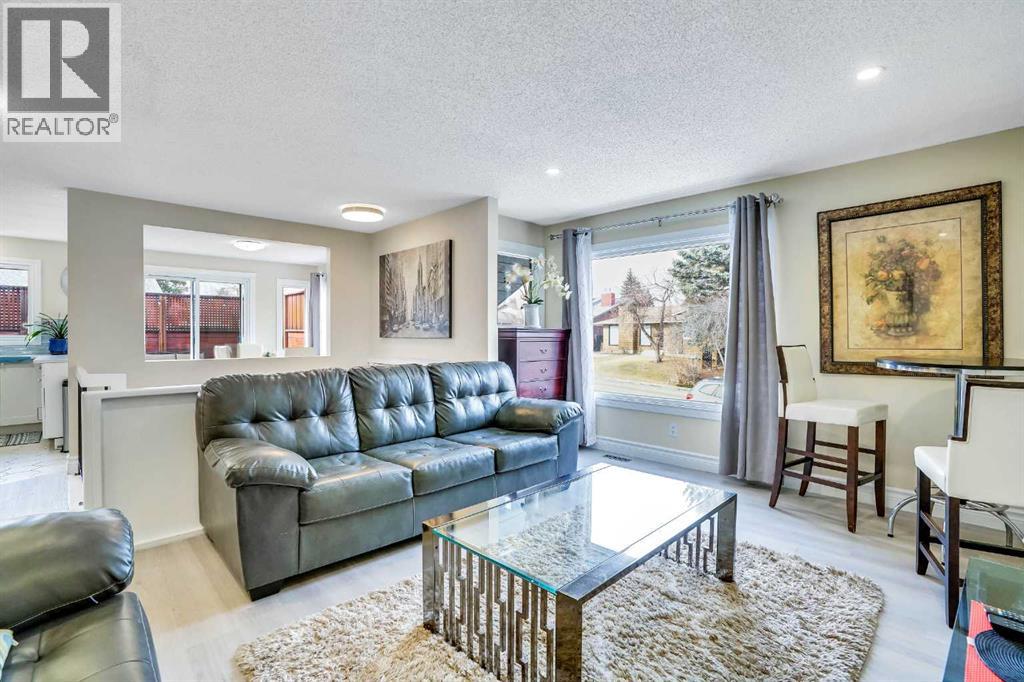 20 Bermuda Road Nw, Calgary, Alberta  T3K 1G6 - Photo 2 - A2271919