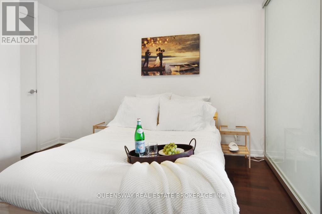 607 - 14 York Street, Toronto, Ontario  M5J 0B1 - Photo 3 - C12569500