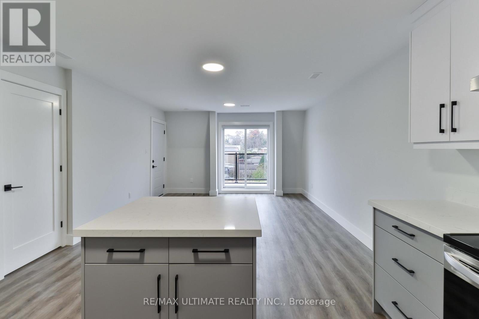 3rd Floor - 6 Chudleigh Road, Toronto, Ontario M6E 1Y8 - Photo 6 - W12569474