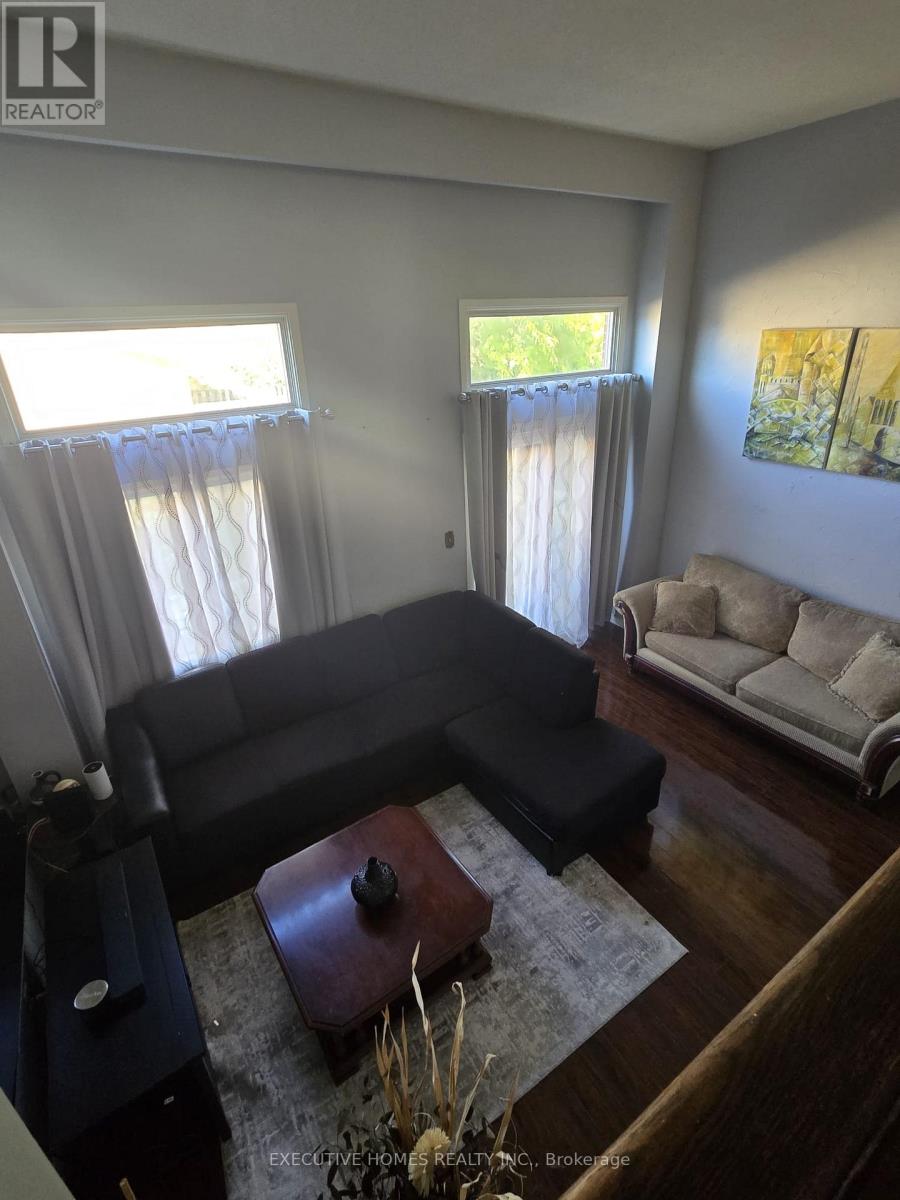 61 Collins Crescent, Brampton, Ontario  L6V 3N1 - Photo 12 - W12569476