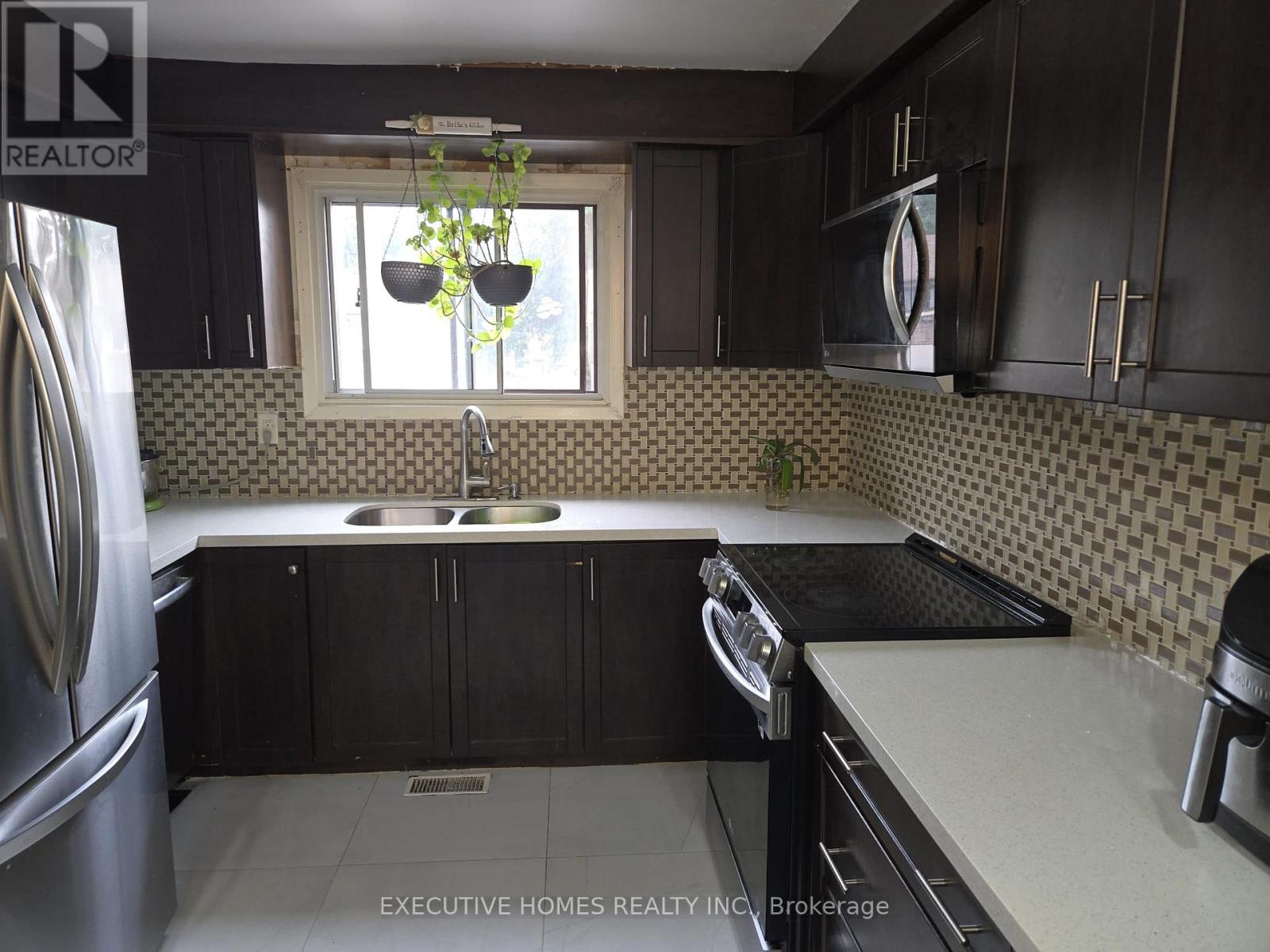 61 Collins Crescent, Brampton, Ontario  L6V 3N1 - Photo 13 - W12569476