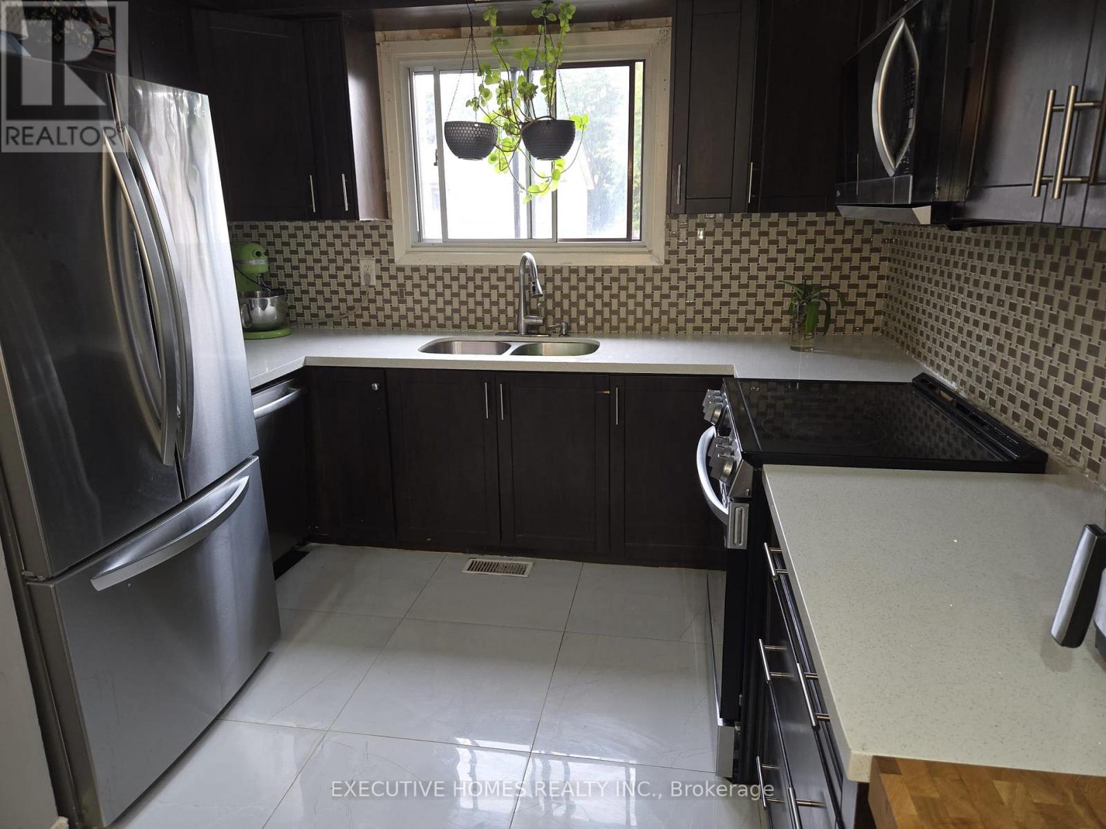 61 Collins Crescent, Brampton, Ontario  L6V 3N1 - Photo 14 - W12569476