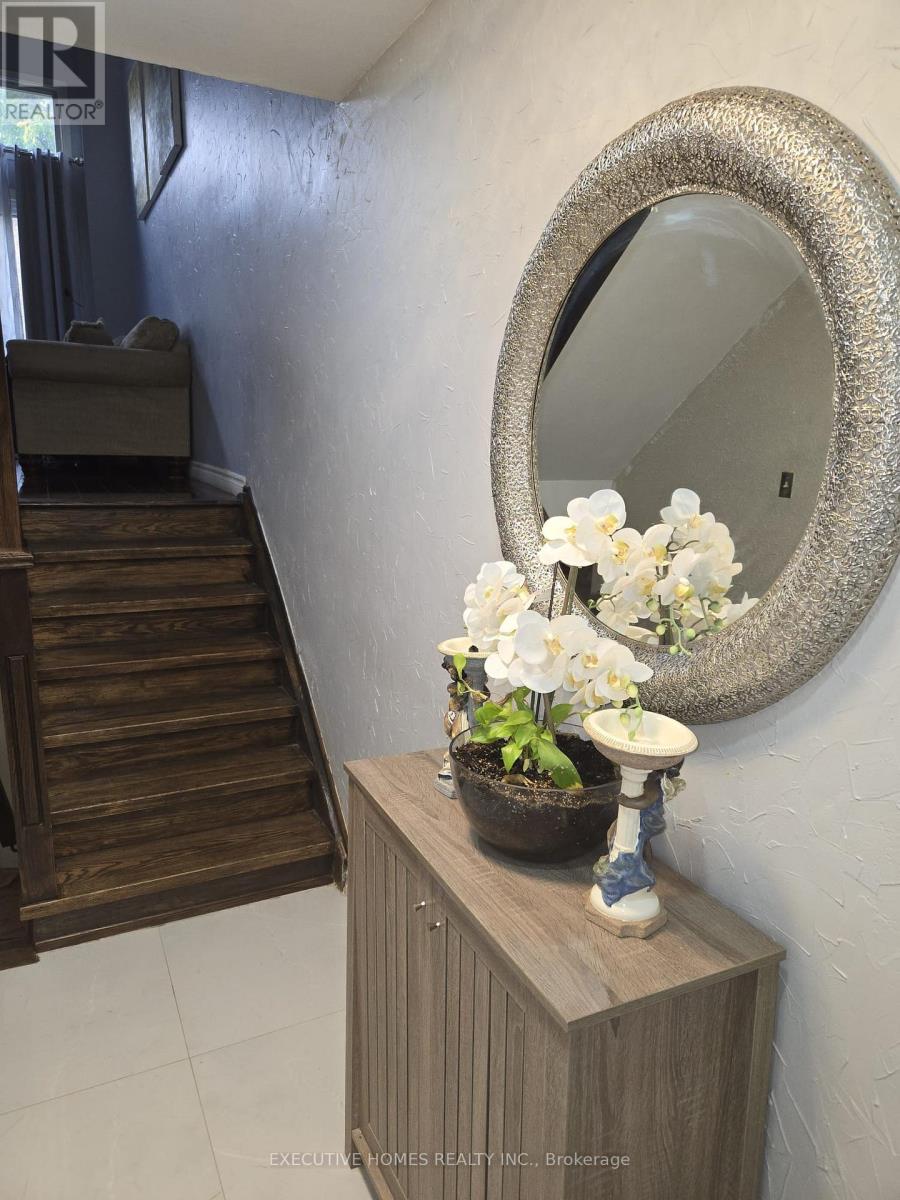 61 Collins Crescent, Brampton, Ontario  L6V 3N1 - Photo 4 - W12569476