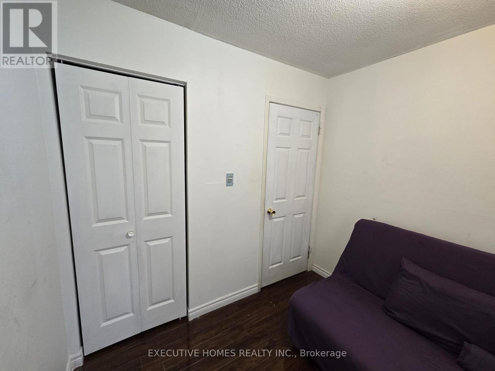 61 Collins Crescent, Brampton, Ontario  L6V 3N1 - Photo 7 - W12569476