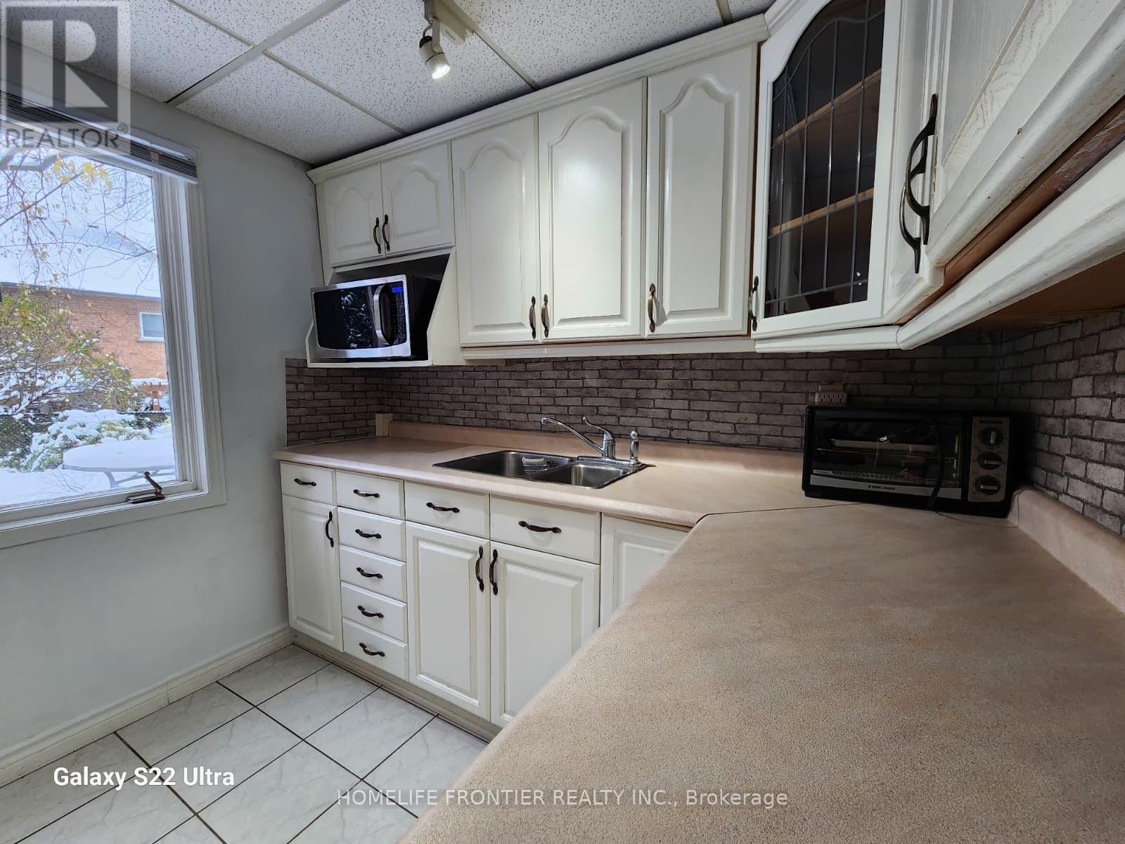 Basement - 615 Sandford Street, Newmarket, Ontario  L3X 1T4 - Photo 10 - N12569516