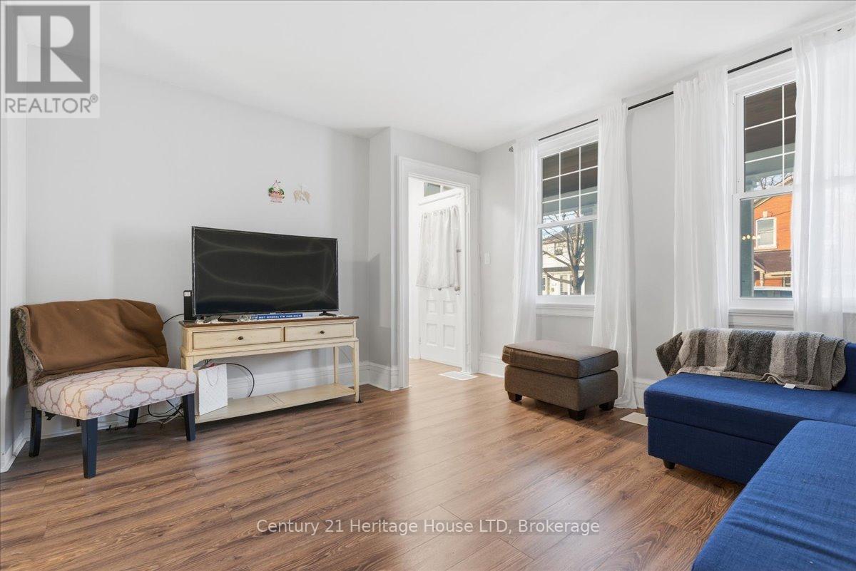 4 Cross Street, St. Catharines, Ontario L2R 2W5 - Photo 3 - X12569548