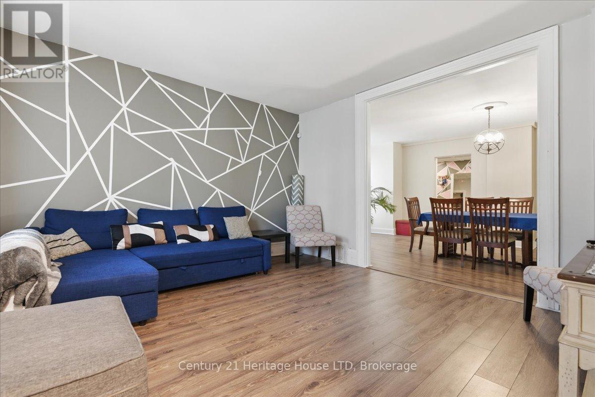 4 Cross Street, St. Catharines, Ontario L2R 2W5 - Photo 4 - X12569548