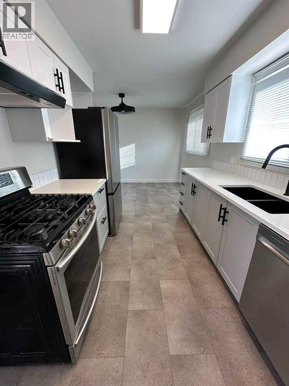 1726 15 Avenue S, Lethbridge, Alberta  T1K 0W9 - Photo 2 - A2272239