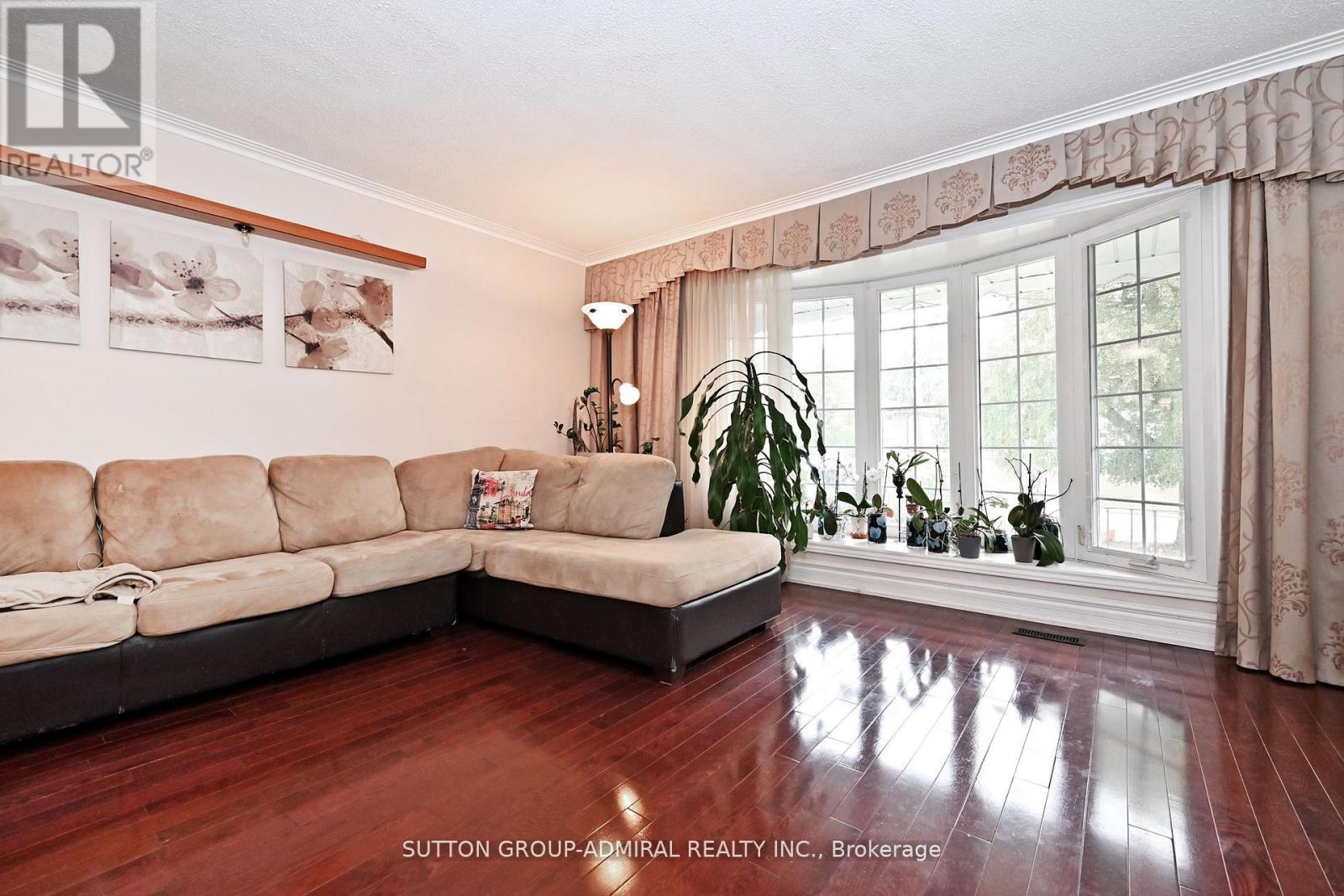 47 Tobermory Drive, Toronto, Ontario  M3N 2R4 - Photo 5 - W12569552