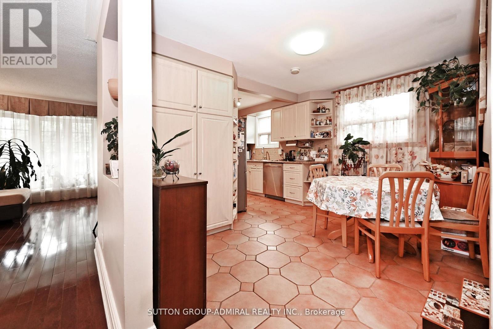 47 Tobermory Drive, Toronto, Ontario  M3N 2R4 - Photo 9 - W12569552