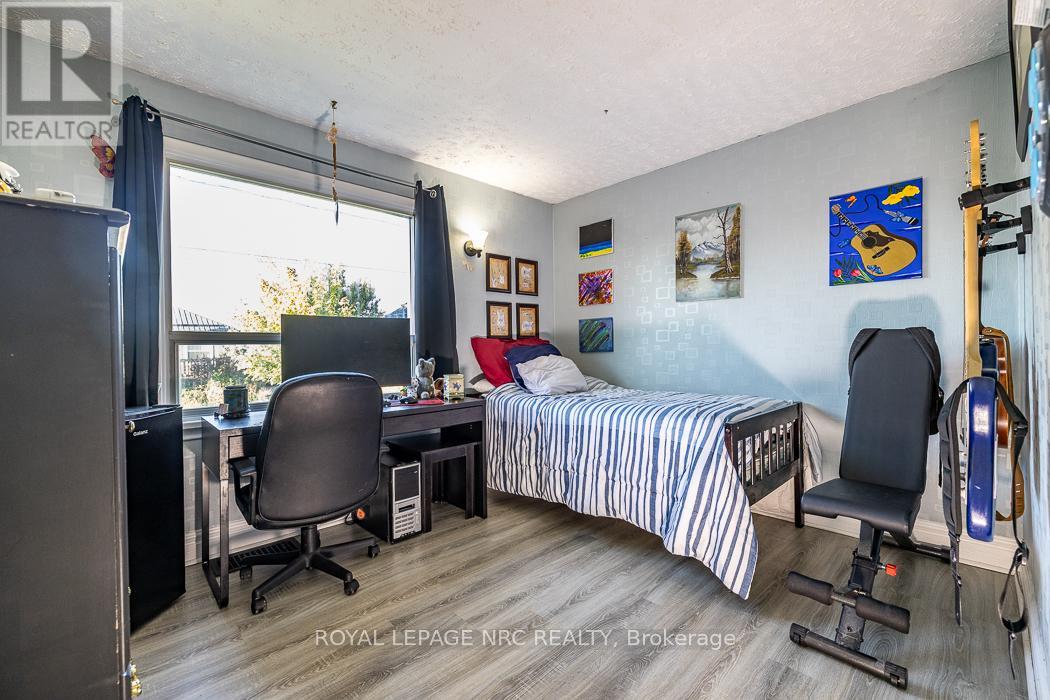 14 Oakwood Avenue, St. Catharines, Ontario  L2P 1L1 - Photo 7 - X12438410