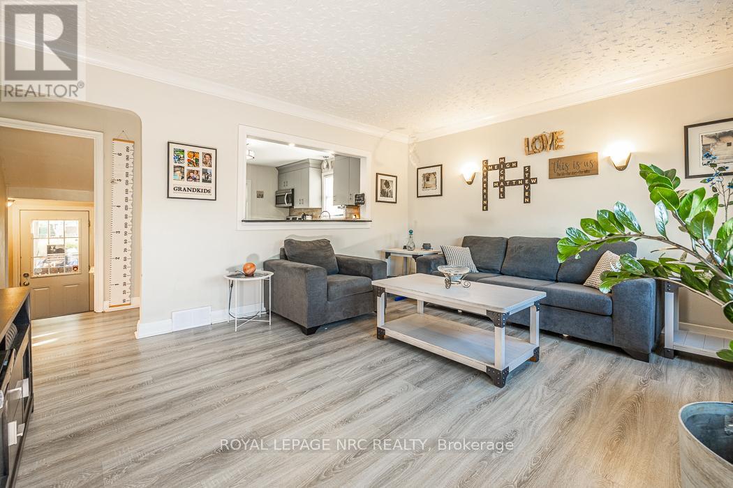 14 Oakwood Avenue, St. Catharines, Ontario  L2P 1L1 - Photo 2 - X12438410