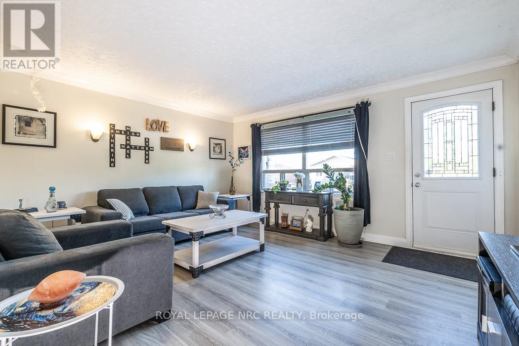 14 Oakwood Avenue, St. Catharines, Ontario  L2P 1L1 - Photo 3 - X12438410