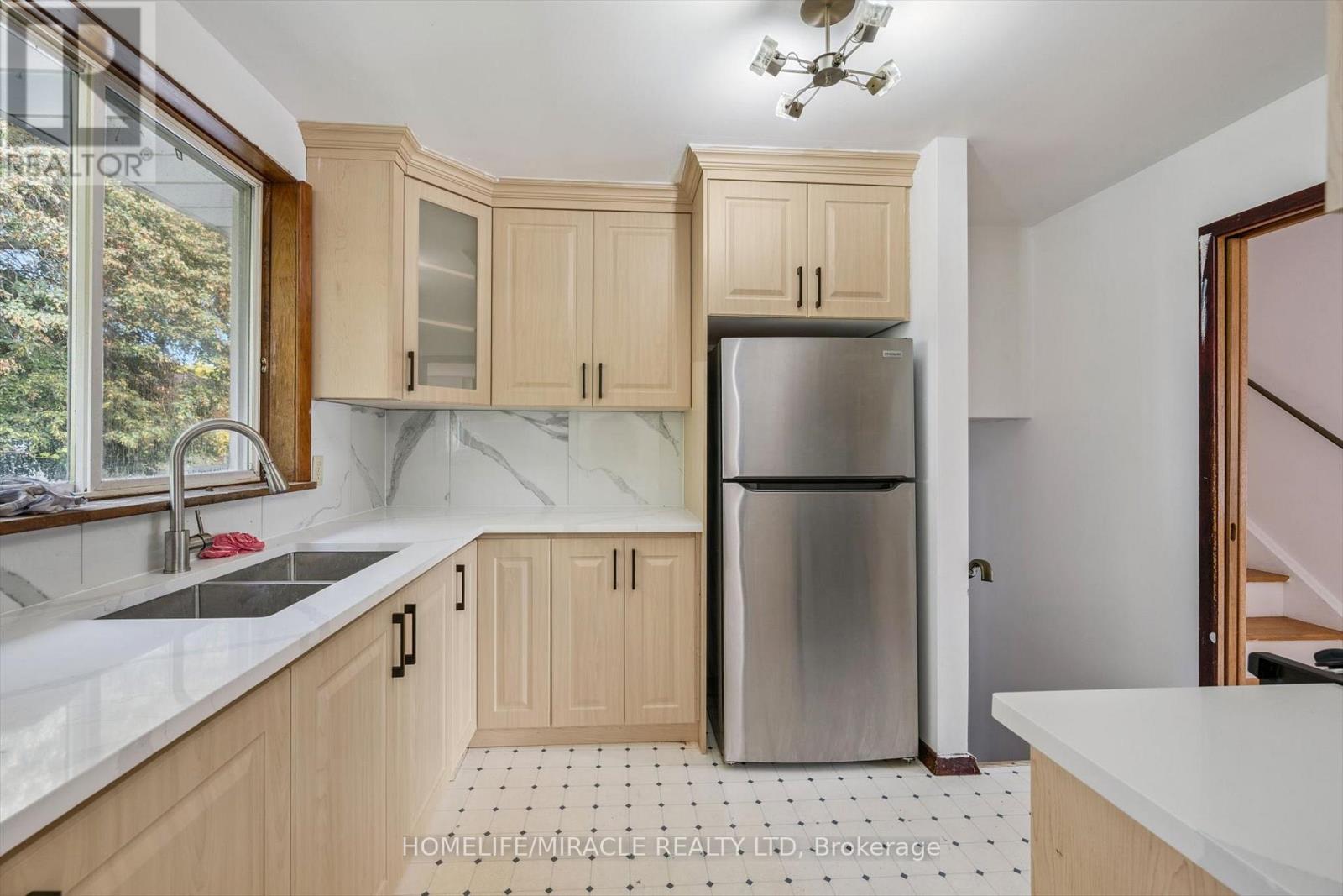 56 Elgin Drive, Brampton, Ontario  L6Y 1A8 - Photo 13 - W12569566