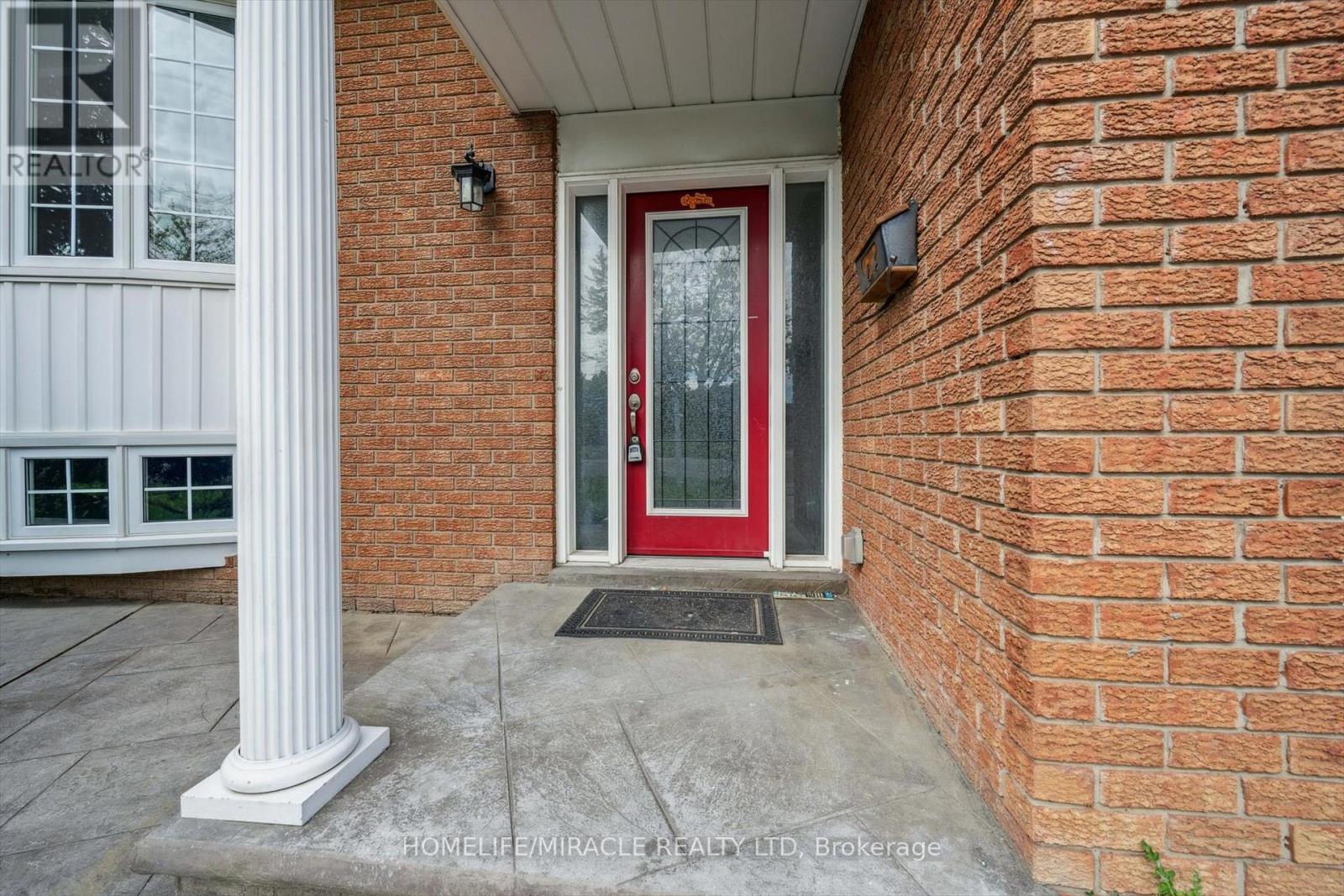 56 Elgin Drive, Brampton, Ontario  L6Y 1A8 - Photo 4 - W12569566