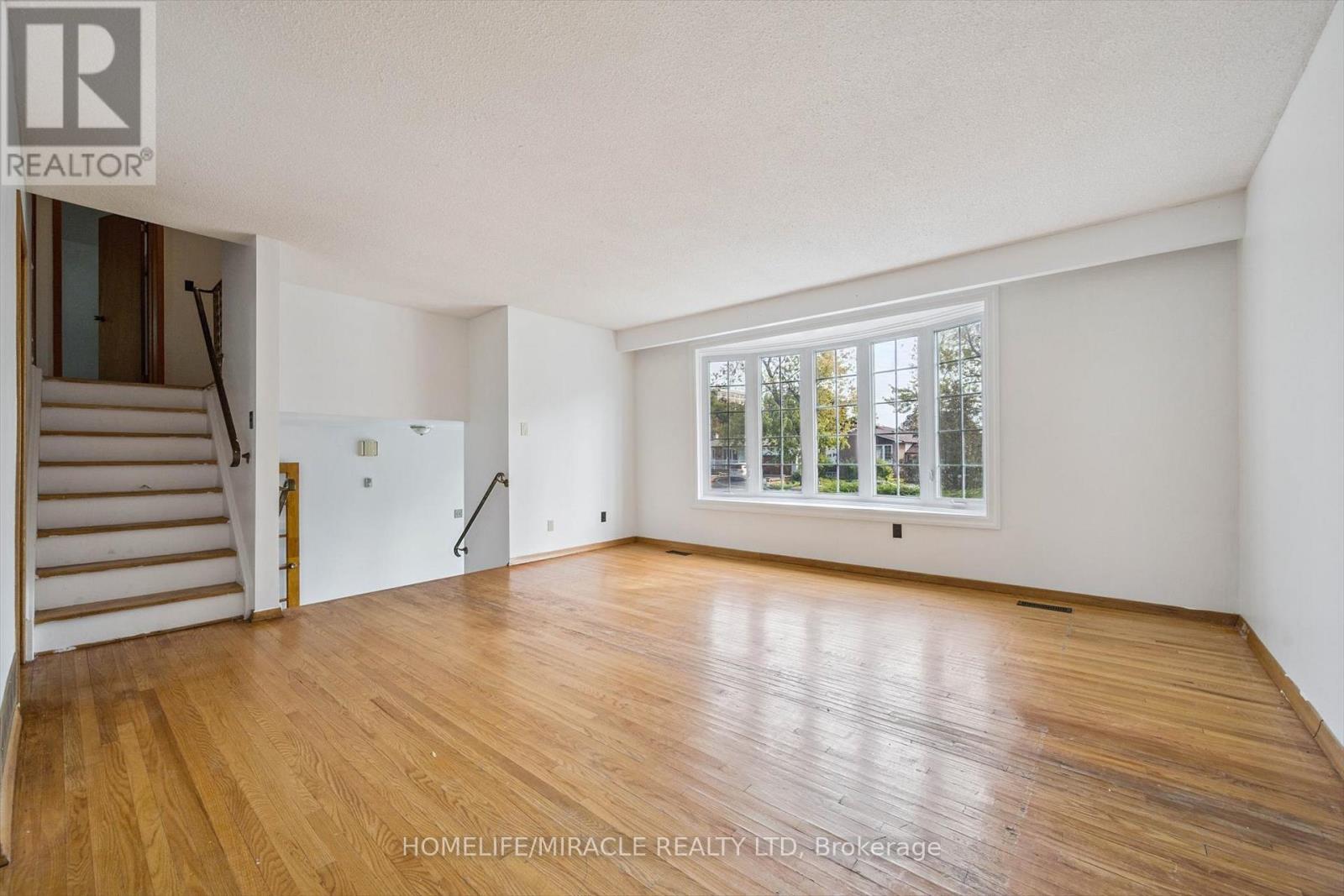 56 Elgin Drive, Brampton, Ontario  L6Y 1A8 - Photo 8 - W12569566