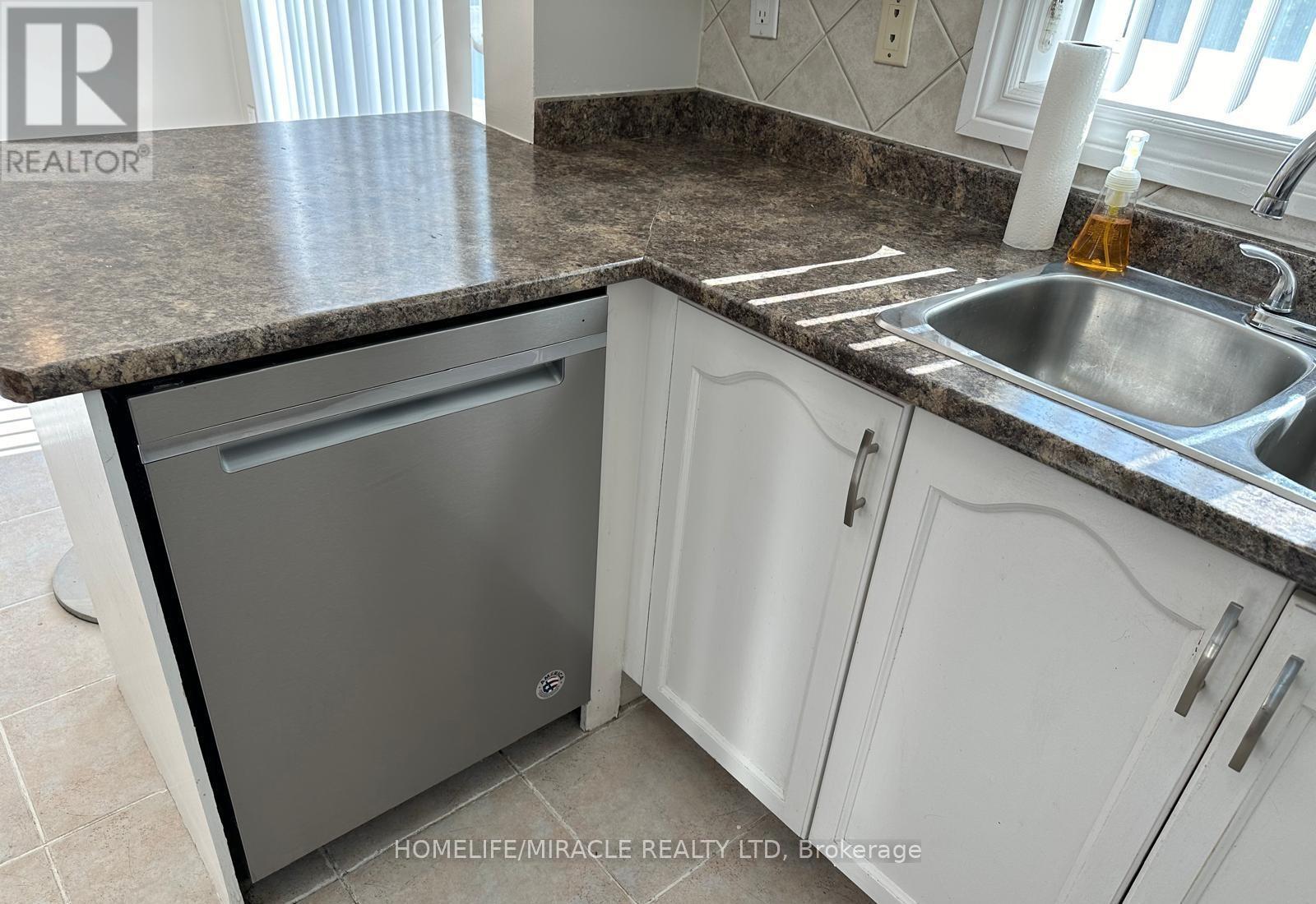 67 - 1588 South Parade Court, Mississauga, Ontario  L5M 6E7 - Photo 5 - W12569570