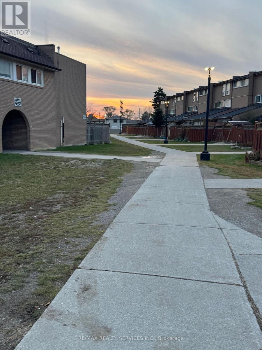 43 - 246 John Garland ( Main) Boulevard, Toronto, Ontario  M9V 1N8 - Photo 34 - W12569586