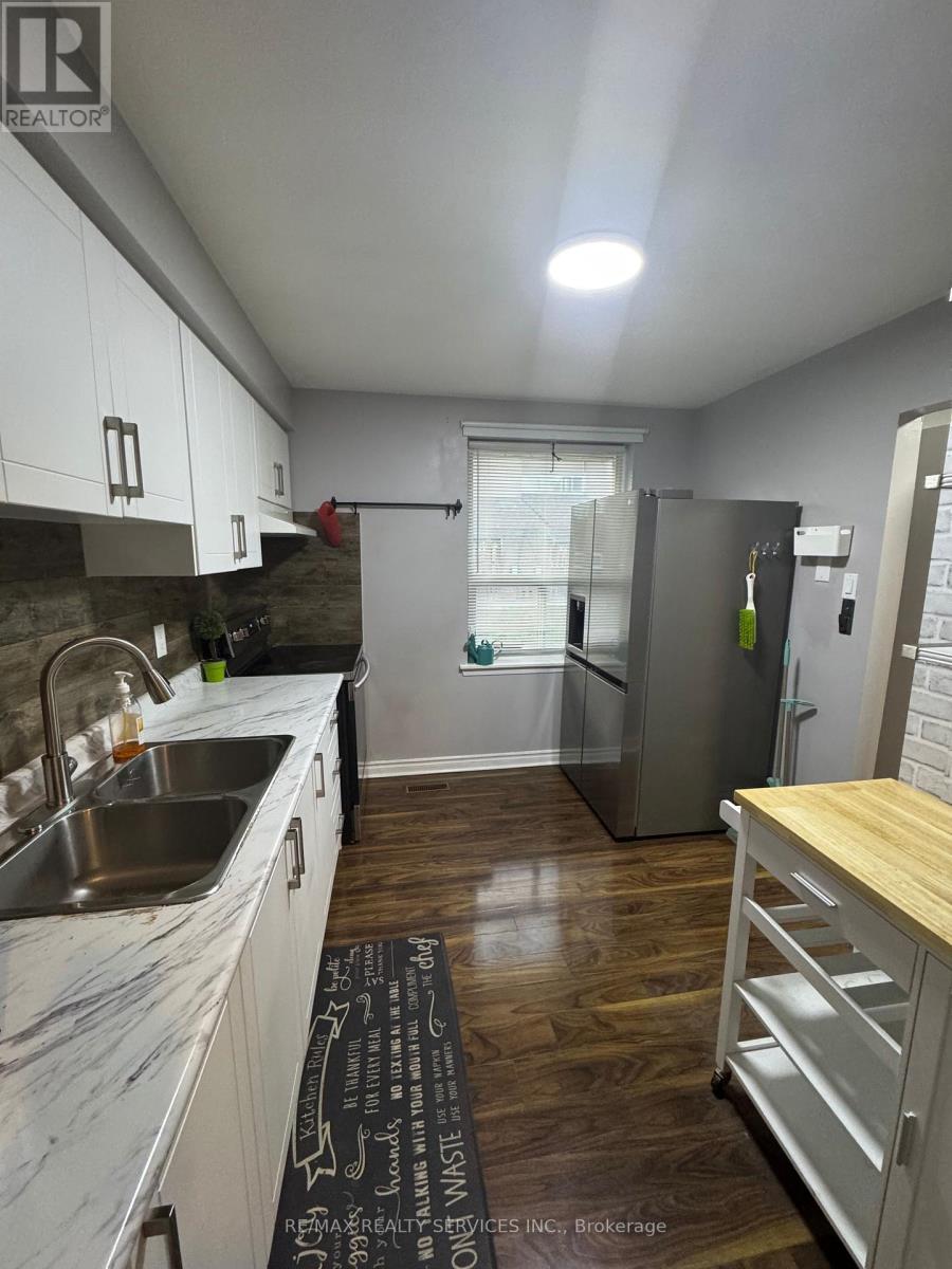 43 - 246 John Garland ( Main) Boulevard, Toronto, Ontario  M9V 1N8 - Photo 8 - W12569586