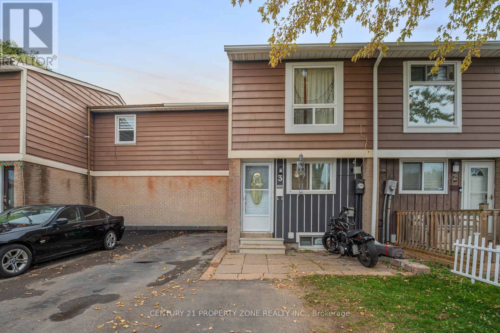 3 Jasmine Square, Brampton, Ontario  L6S 2N1 - Photo 2 - W12569604