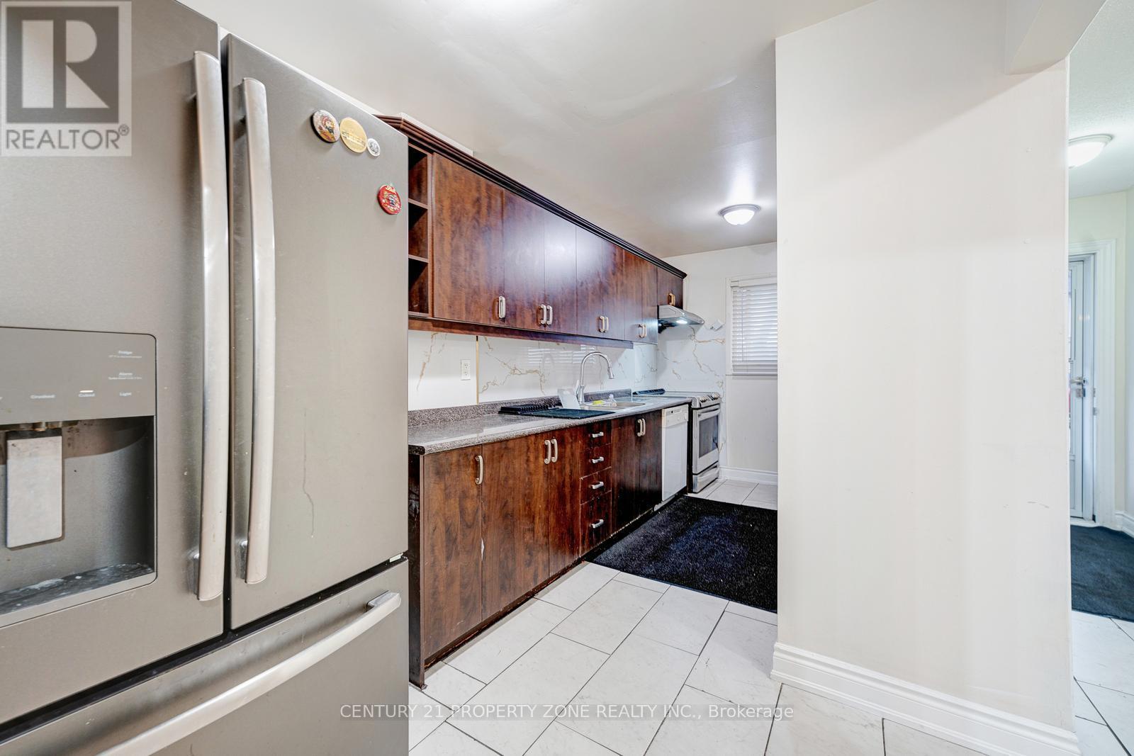 3 Jasmine Square, Brampton, Ontario  L6S 2N1 - Photo 5 - W12569604