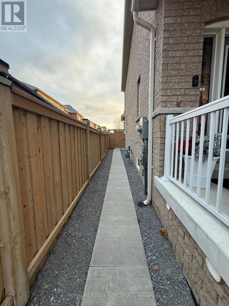 985 Black Cherry Drive, Oshawa, Ontario  L1K 0P2 - Photo 3 - E12568958