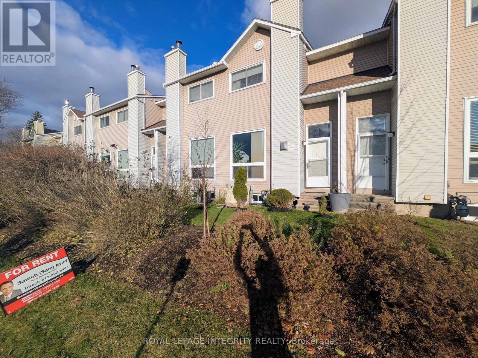 104 Esterlawn Private, Ottawa, Ontario  K2A 4B5 - Photo 2 - X12568278