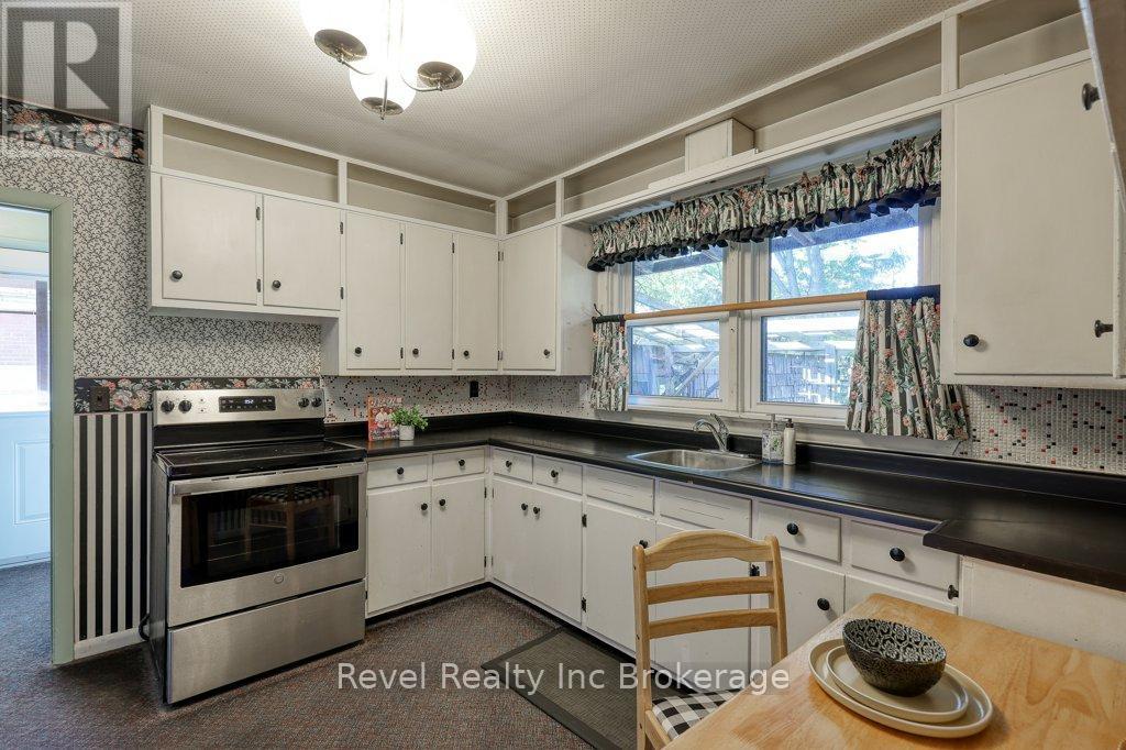 46 Aileen Drive, Woodstock, Ontario N4S 4A1 - Photo 8 - X12462650