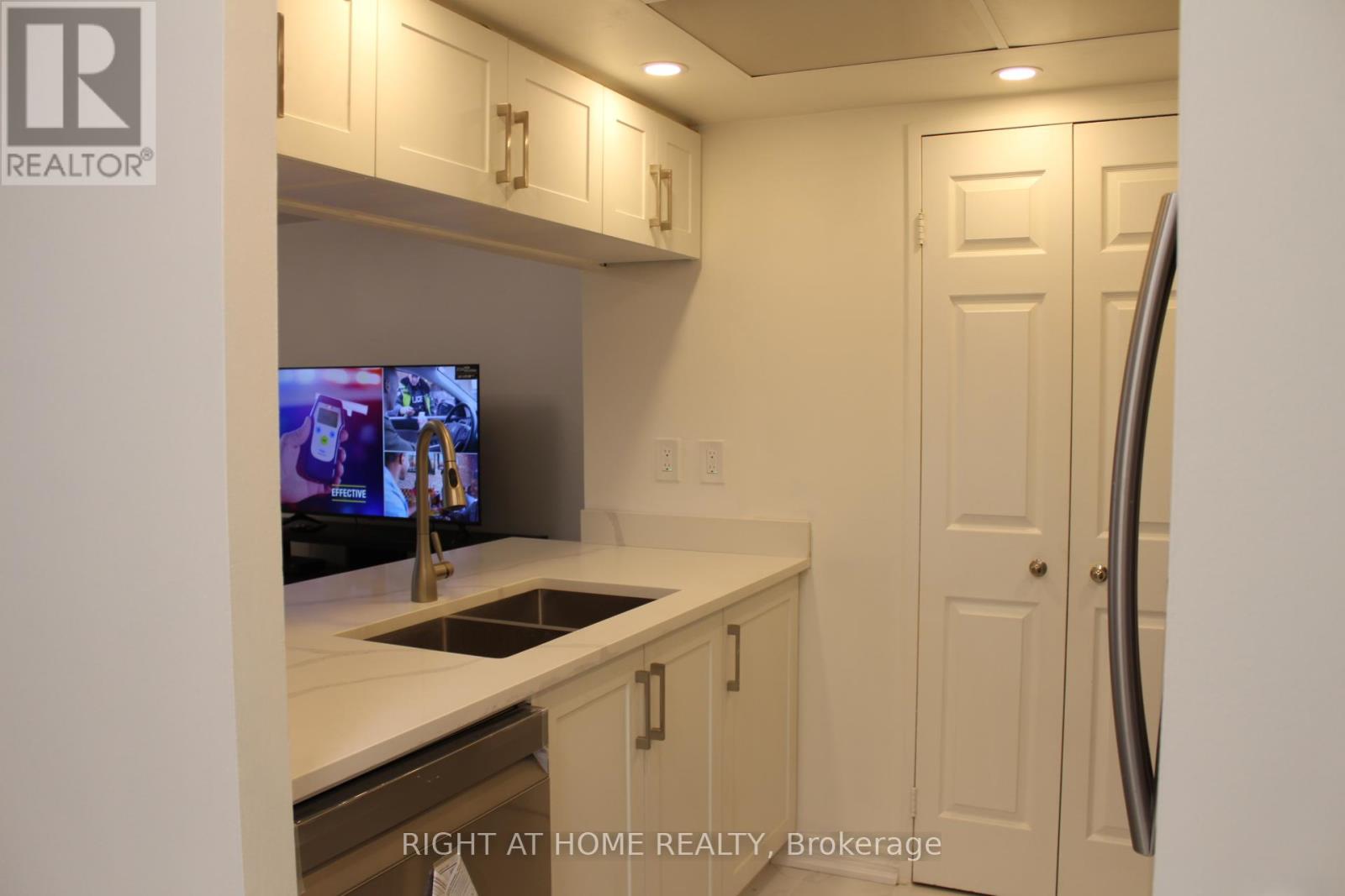 1507 - 285 ENFIELD PLACE, Mississauga, Ontario