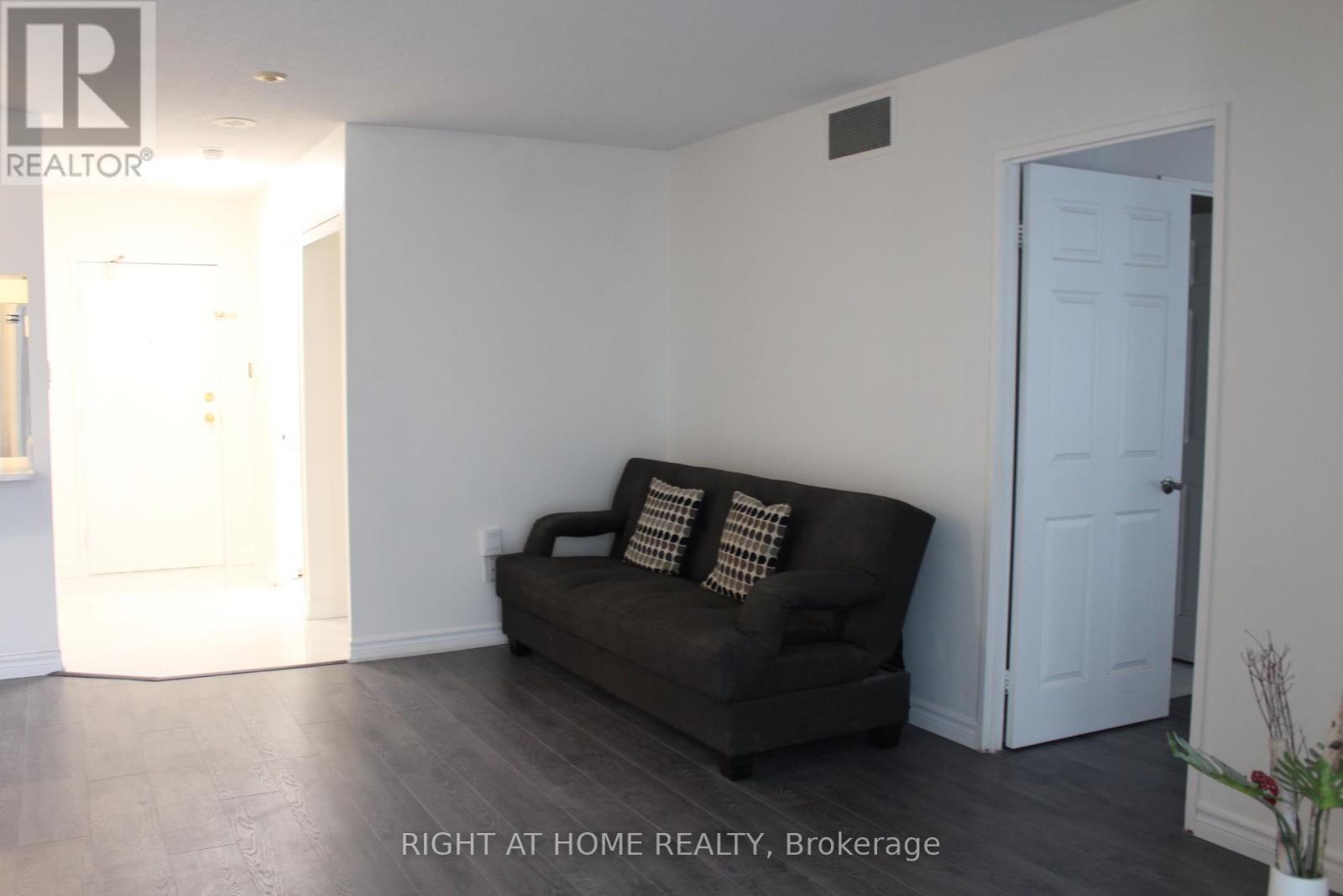 1507 - 285 Enfield Place, Mississauga, Ontario  L5B 3Y6 - Photo 11 - W12569692