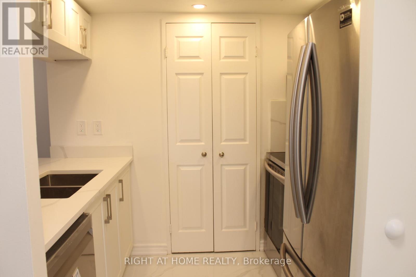 1507 - 285 Enfield Place, Mississauga, Ontario  L5B 3Y6 - Photo 2 - W12569692