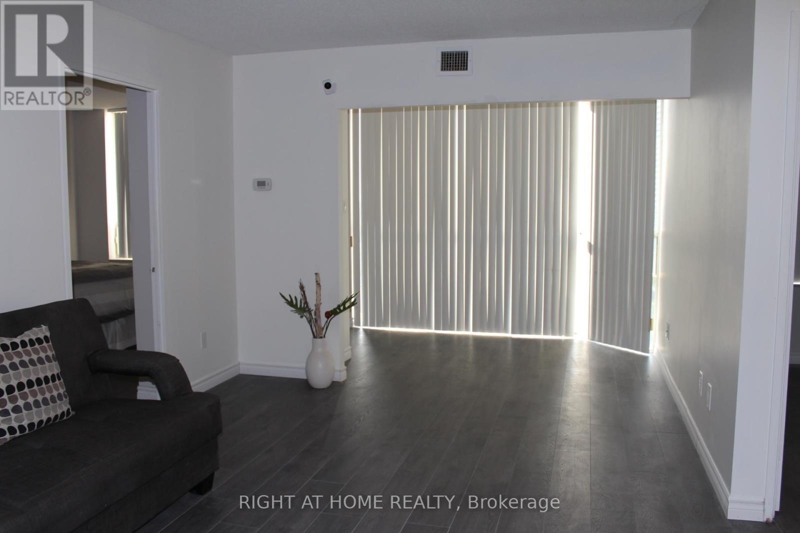 1507 - 285 Enfield Place, Mississauga, Ontario  L5B 3Y6 - Photo 3 - W12569692