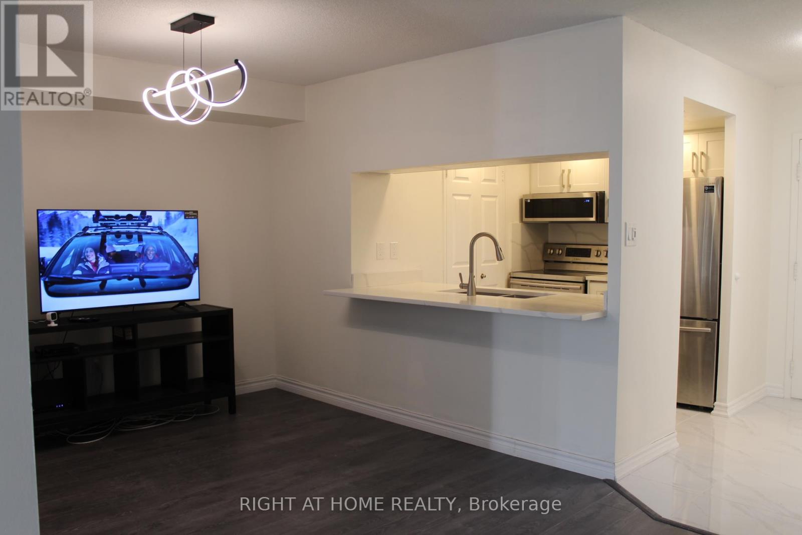 1507 - 285 Enfield Place, Mississauga, Ontario  L5B 3Y6 - Photo 5 - W12569692