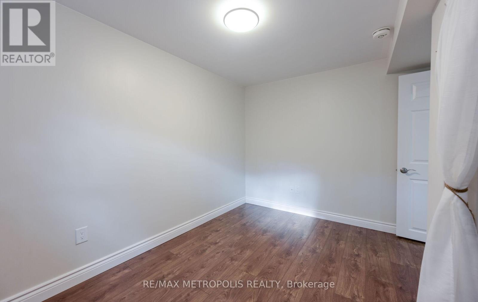 Lower - 2699 Sherhill Drive, Mississauga, Ontario  L5J 3Z2 - Photo 17 - W12569694