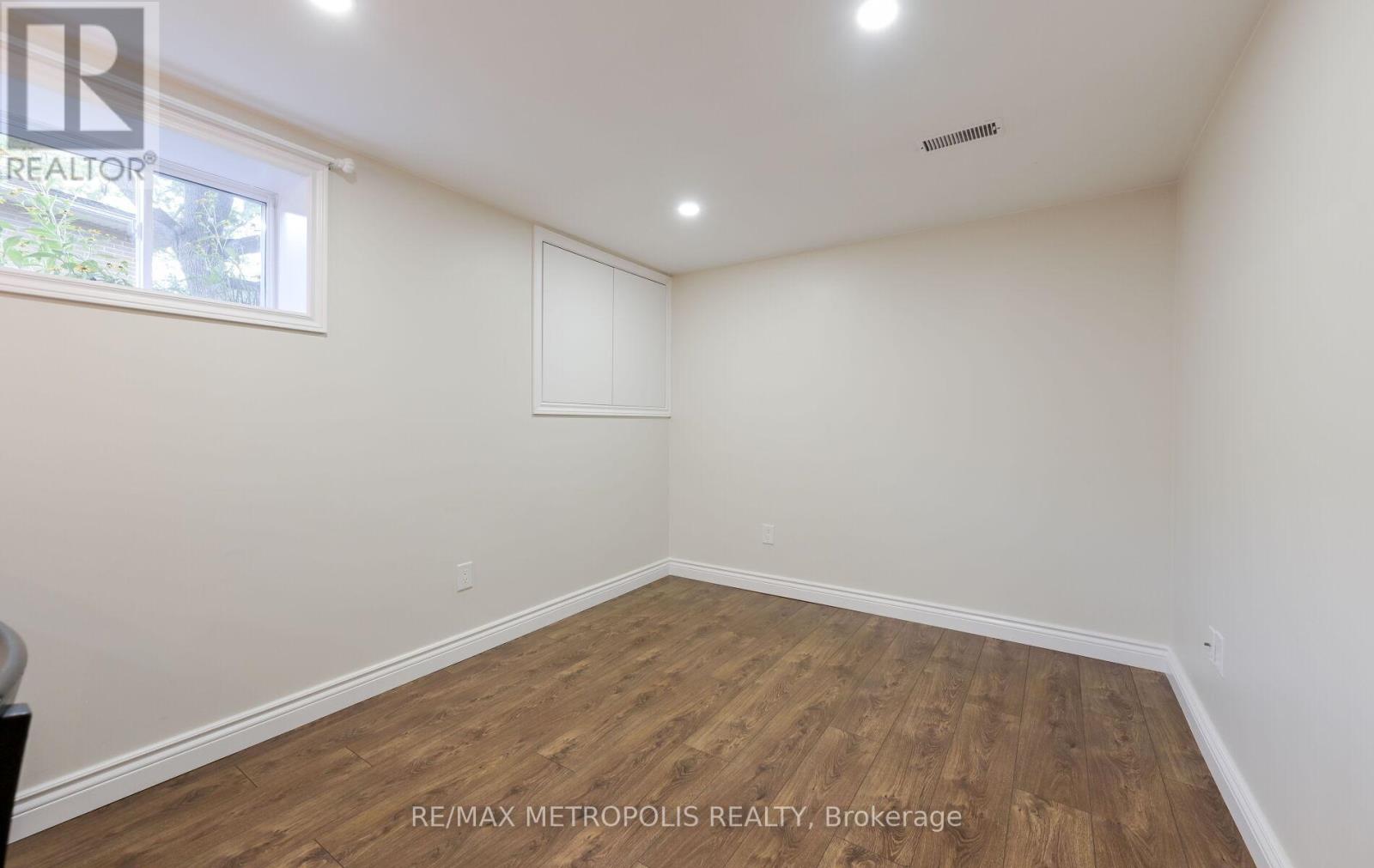 Lower - 2699 Sherhill Drive, Mississauga, Ontario  L5J 3Z2 - Photo 5 - W12569694