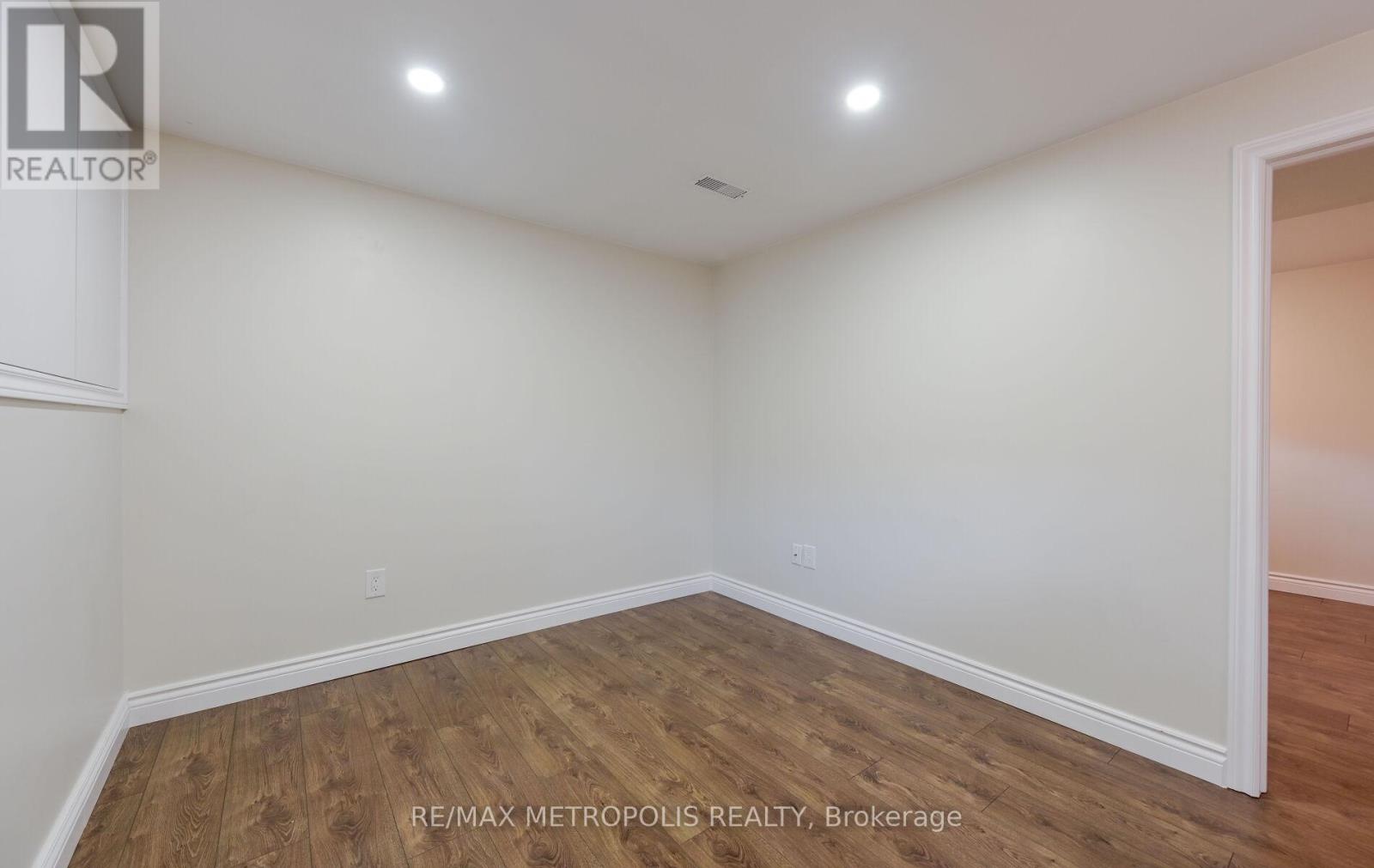 Lower - 2699 Sherhill Drive, Mississauga, Ontario  L5J 3Z2 - Photo 8 - W12569694