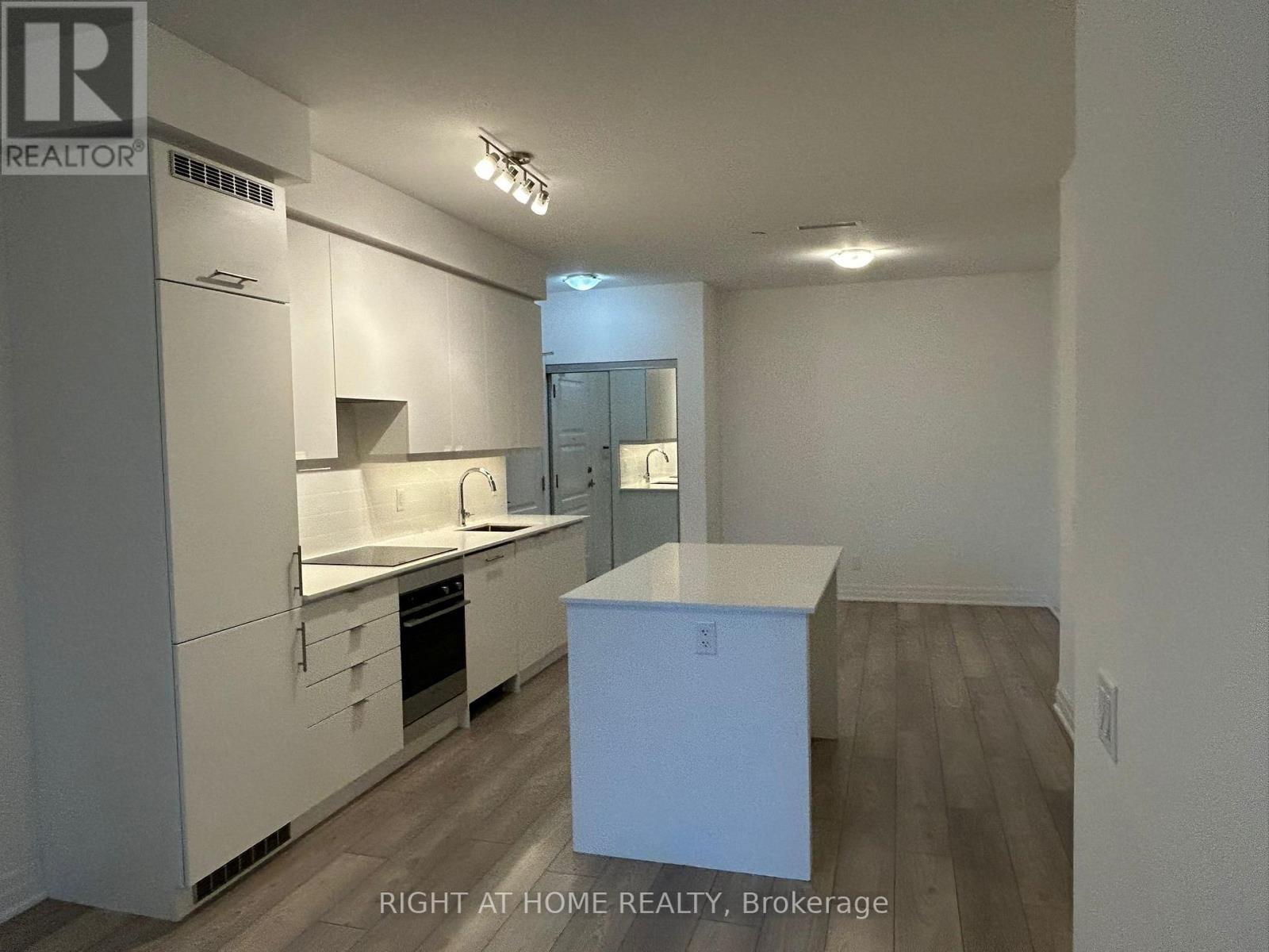 202 - 36 Elm Drive, Mississauga, Ontario  L5B 0N3 - Photo 10 - W12462423