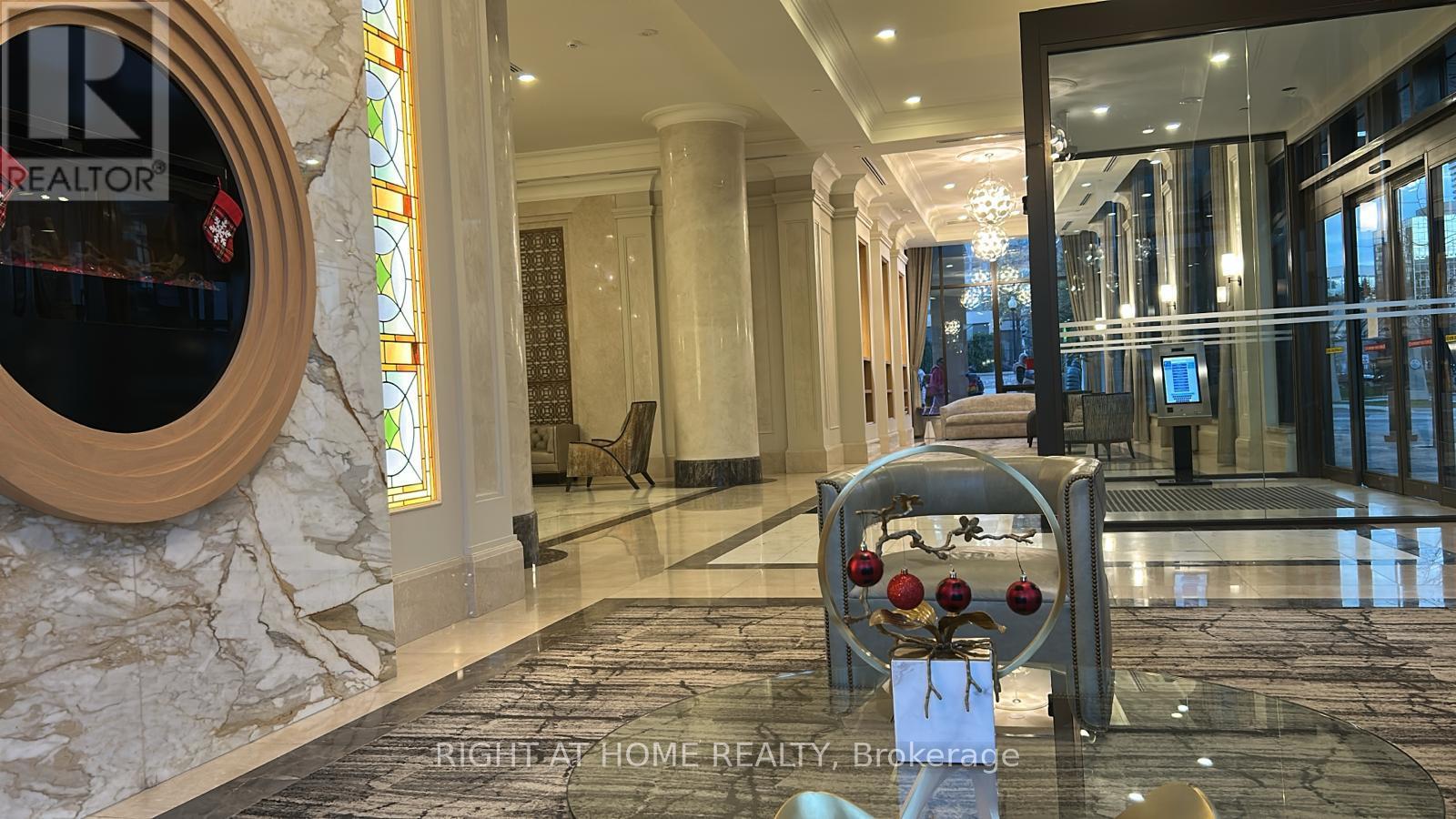 202 - 36 Elm Drive, Mississauga, Ontario  L5B 0N3 - Photo 3 - W12462423