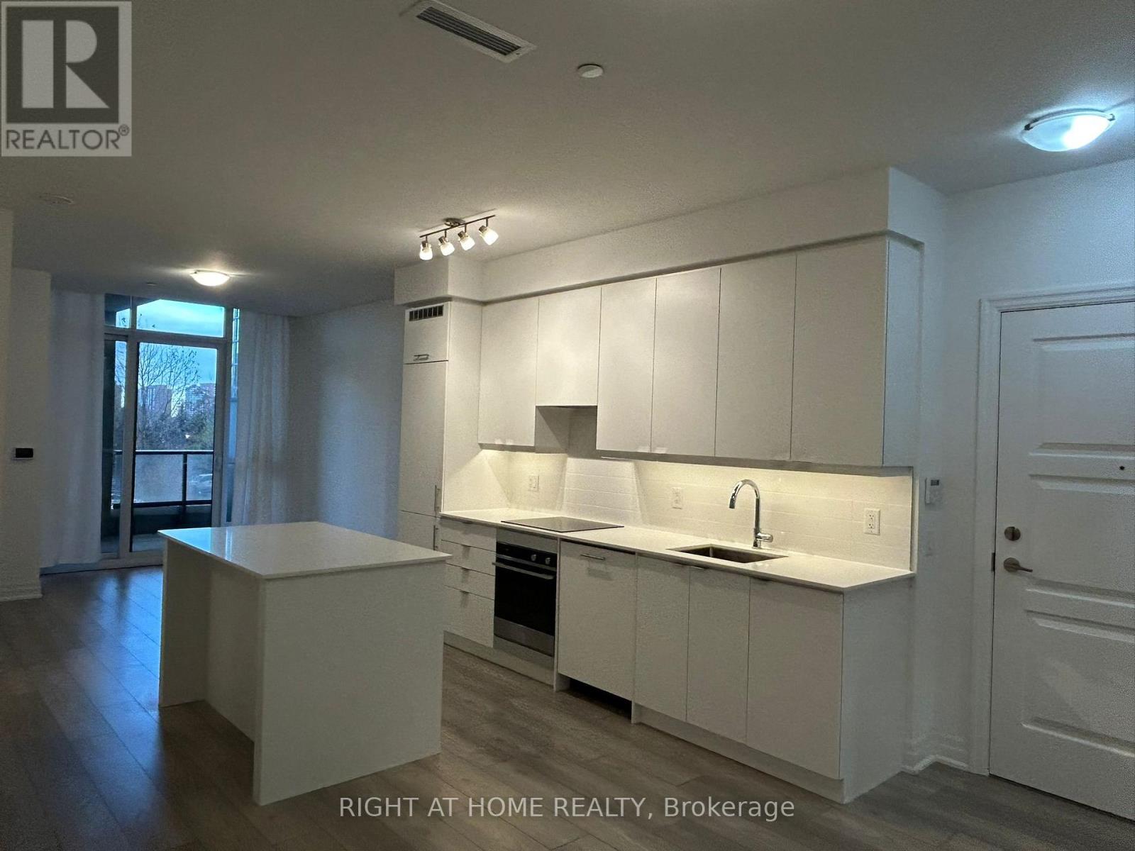 202 - 36 Elm Drive, Mississauga, Ontario  L5B 0N3 - Photo 4 - W12469722