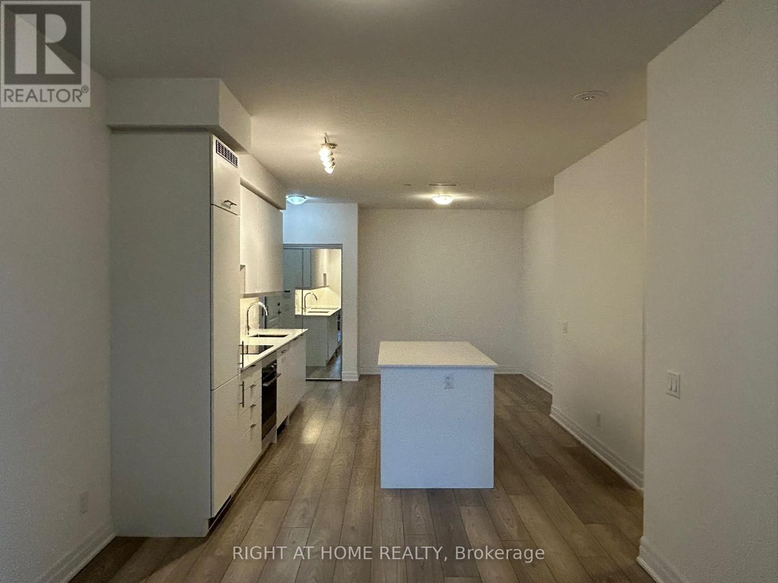 202 - 36 Elm Drive, Mississauga, Ontario  L5B 0N3 - Photo 3 - W12469722