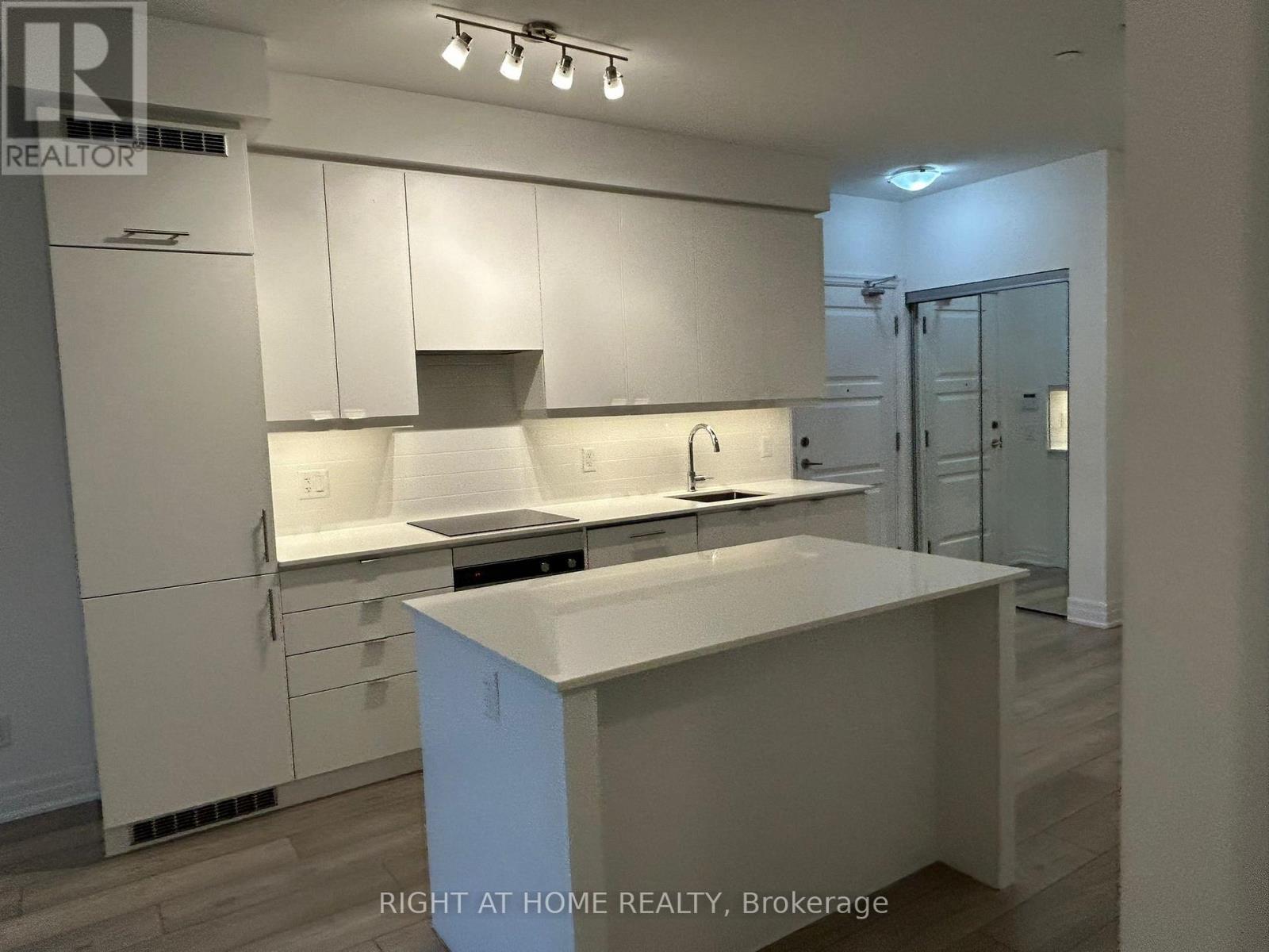 202 - 36 Elm Drive, Mississauga, Ontario  L5B 0N3 - Photo 5 - W12469722