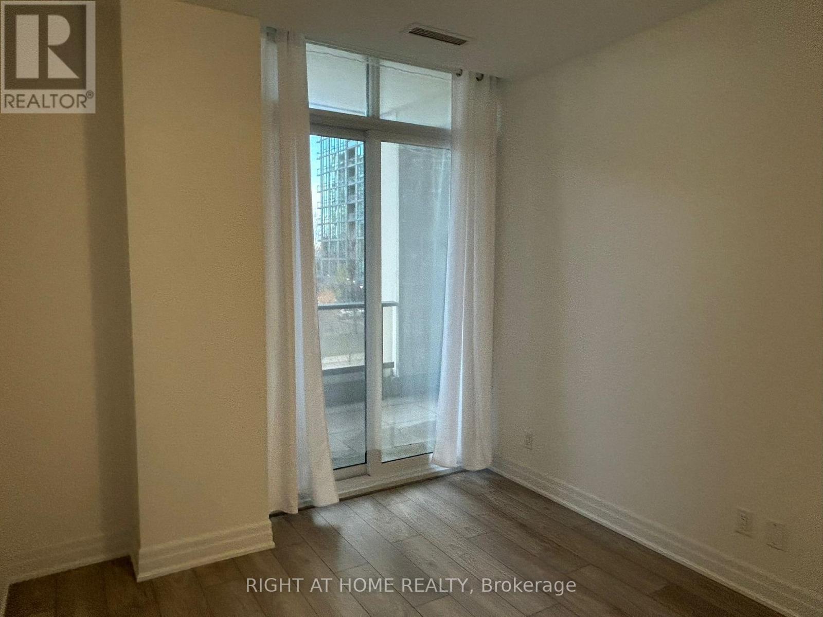 202 - 36 Elm Drive, Mississauga, Ontario  L5B 0N3 - Photo 9 - W12469722