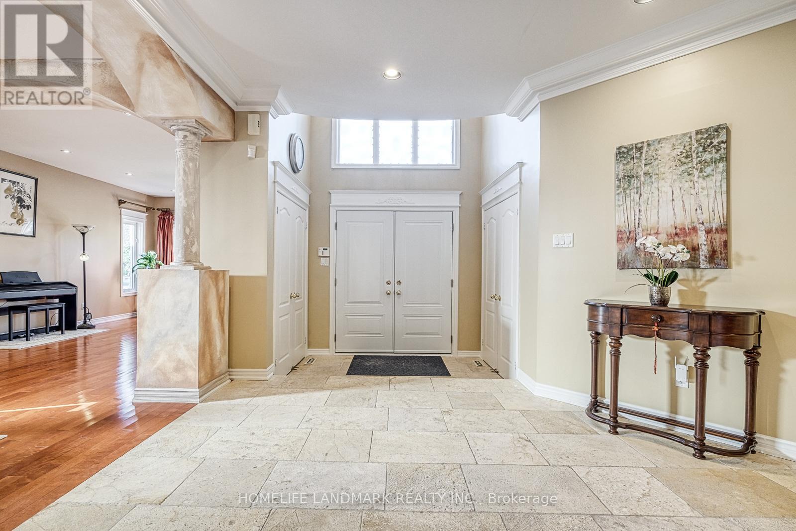 9 Chantilly Crescent, Richmond Hill, Ontario  L4C 0K1 - Photo 4 - N12569734